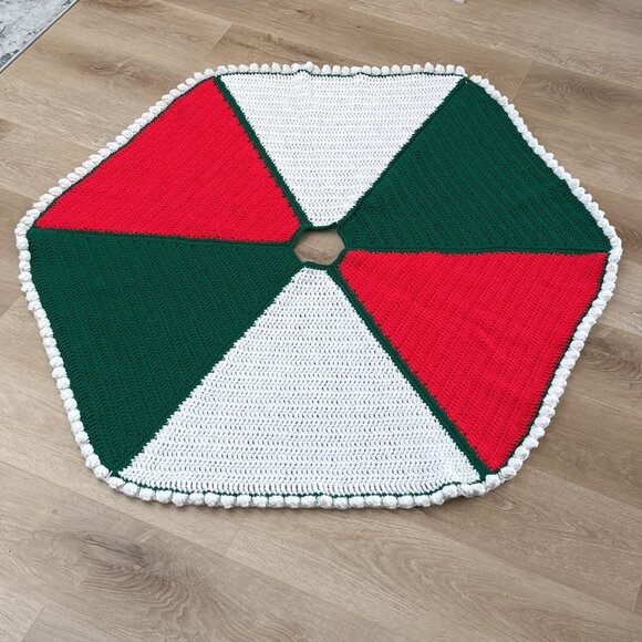 Vintage Beautiful Hand Crocheted Christmas Tree Skirt in Excellent Conditon